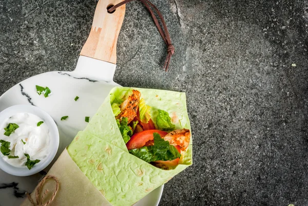 Envolva sanduíche com tortilhas verdes — Fotografia de Stock