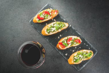 Bruschetta pesto, parmesan, domates ve fesleğen ile