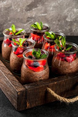 Chia tohum ile Çikolatalı puding