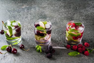 Geleneksel yaz berry mojito