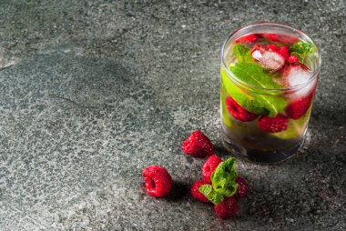 Geleneksel yaz berry mojito