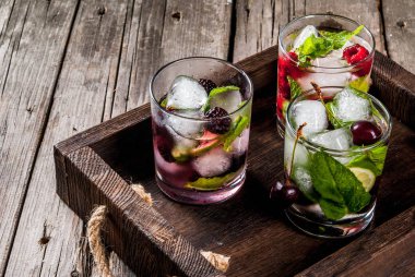 Geleneksel yaz berry mojito