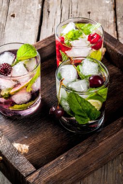 Geleneksel yaz berry mojito
