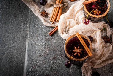 Baharatlı kiraz sangria