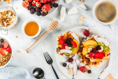 Granola, gofret ve meyve Kahvaltı