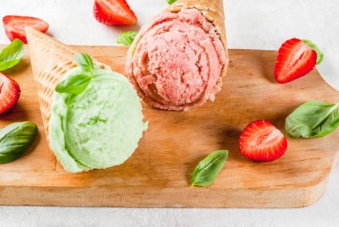 Fesleğen ve çilekli dondurma