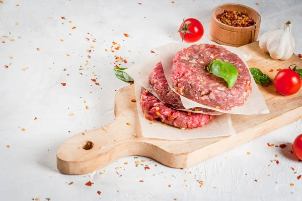 Hamburguesa de carne picada cruda —  Fotos de Stock