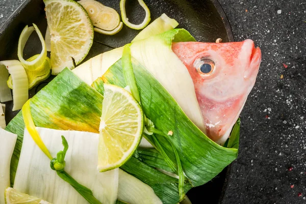 Rauwe vis rode tilapia verpakt in prei — Stockfoto