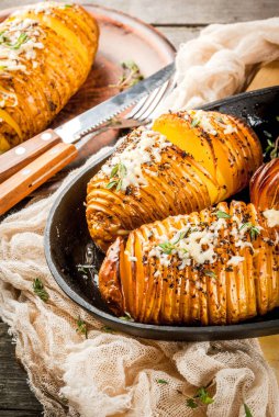 Peynirli Hasselback patates taze otlar ile