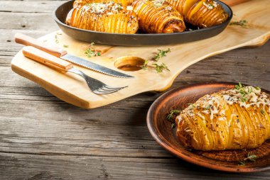 Peynirli Hasselback patates taze otlar ile