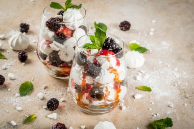 Eton karmaşa böğürtlen ile