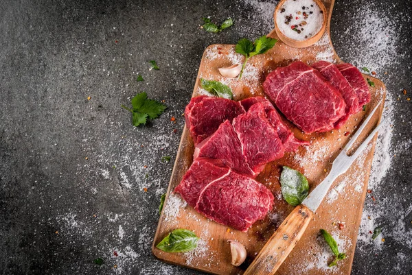 Carne de res, ternera. Lomo crudo fresco —  Fotos de Stock