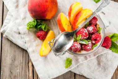 Ahududu ve şeftali ile gece yulaf ezmesi