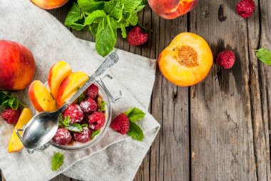 Ahududu ve şeftali ile gece yulaf ezmesi