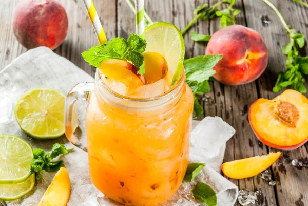 Персиковый коктейль, сок или лимонад — стоковое фото