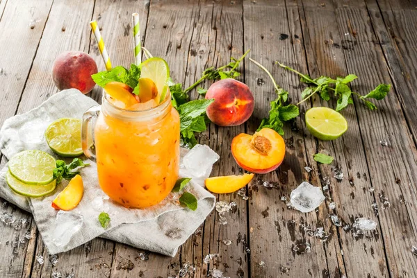 Персиковый коктейль, сок или лимонад — стоковое фото