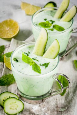 Yaz yiyecek. Yemekleri yenileniyor. Salatalık, avokado soğuk çorba, 