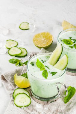 Yaz yiyecek. Yemekleri yenileniyor. Salatalık, avokado soğuk çorba, 