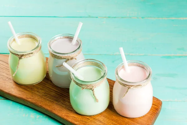 Frascos pequeños con batido o batido — Foto de Stock