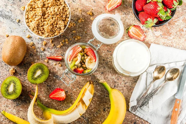 Yogur con granola y frutas —  Fotos de Stock