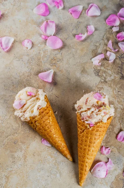 Es krim mawar dalam wafel cone — Stok Foto