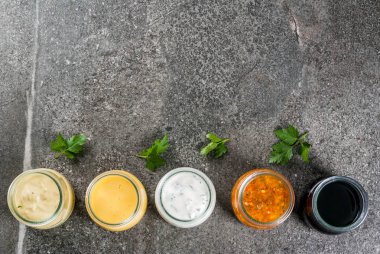 Salata soslarında kümesi