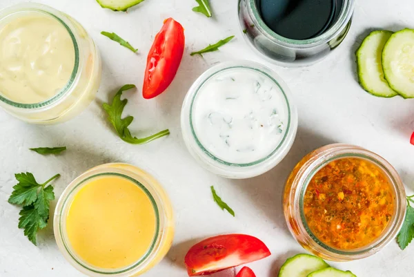 Aantal dressings voor salades: saus vinaigrette, mosterd, mayonnai — Stockfoto