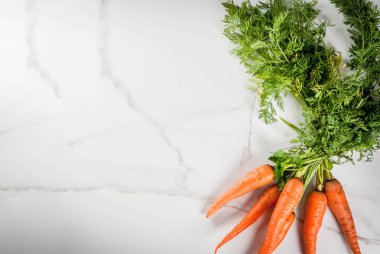 Taze organik çiftçi çiğ havuç yaprakları beyaz mermer k ile