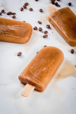 Yaz tatlılar. Dondurulmuş içecekler. Kahve yapılan tatlı popsicles