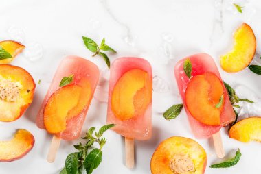 Yaz tatlılar. Dondurulmuş içecekler. Tatlı meyve dondurmayı dondu