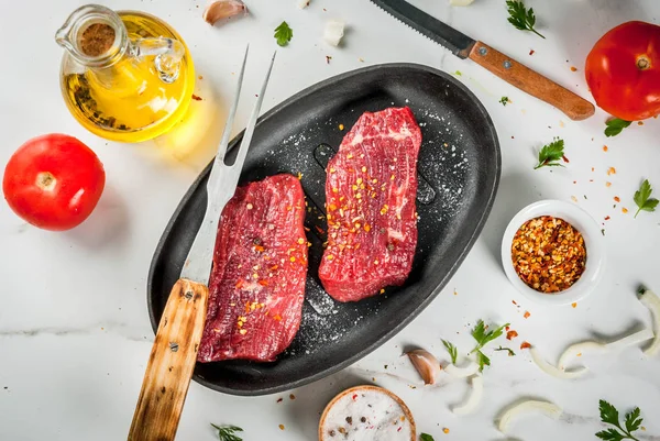 Carne, carne. Bifes crus frescos numa frigideira. Especiarias (sal, pepp — Fotografia de Stock