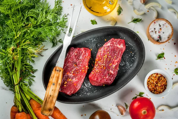 Maso, hovězí maso. Čerstvé syrové steaky v pánvi. Koření (sůl, pepp — Stock fotografie