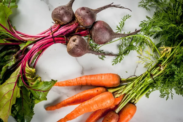 Zanahorias y remolachas frescas orgánicas con hojas en un abrir y cerrar de ojos — Foto de Stock