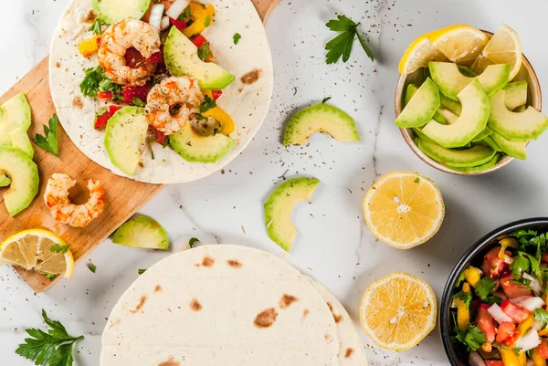 Tacos με τη σάλτσα και τις γαρίδες — Φωτογραφία Αρχείου