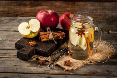 Detoks su elma, armut ve tarçın ile