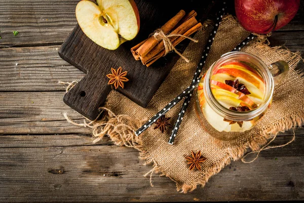 Detoks su elma, armut ve tarçın ile