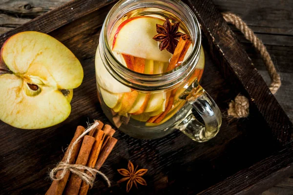 Agua de desintoxicación con manzana, pera y canela — Foto de Stock