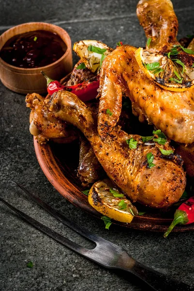 Frango grelhado com limão e pimenta — Fotografia de Stock