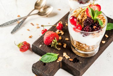 Sağlıklı kahvaltı. Yaz meyveleri ve meyve. Ev yapımı Yunan yog