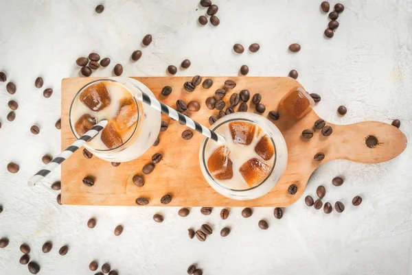 Холодный кофе с молоком, карамелью и льдом, с кубиками замороженного сока — стоковое фото