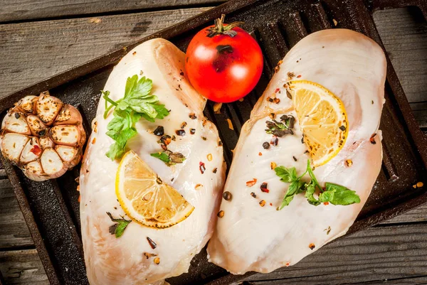 Poitrine de poulet grillée pendant la friture. Avec citron, légumes verts et gar — Photo