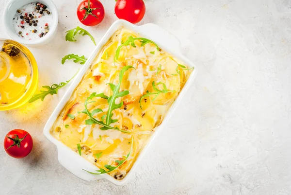 Caçarola. Cozinha francesa. Gratinado de batata caseiro em uma cerâmica f — Fotografia de Stock