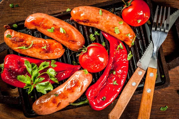 Barbecue. Des hot-dogs maison. Légumes grillés. saucisses, tomates a — Photo