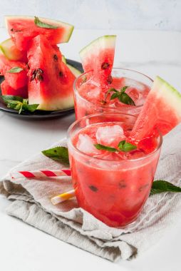 Karpuz suyu soğutucu kokteyl 