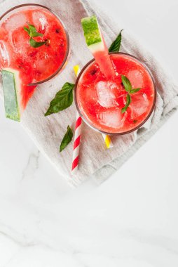 Karpuz suyu soğutucu kokteyl 