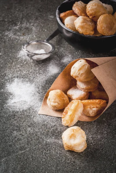 Cronuts popcorn, bladerdeeg donuts gaten — Stockfoto