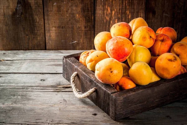 Ahşap kutusunda Ham kayısı