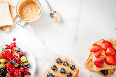 Fıstık ezmesi, berry ve meyve ile sandviç