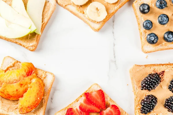 Sandwiches con mantequilla de maní, bayas y frutas — Foto de Stock