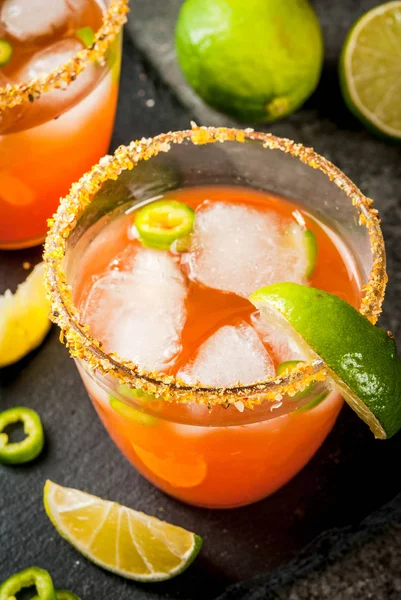 Traditioneller mexikanischer Cocktail würzig michelada — Stockfoto